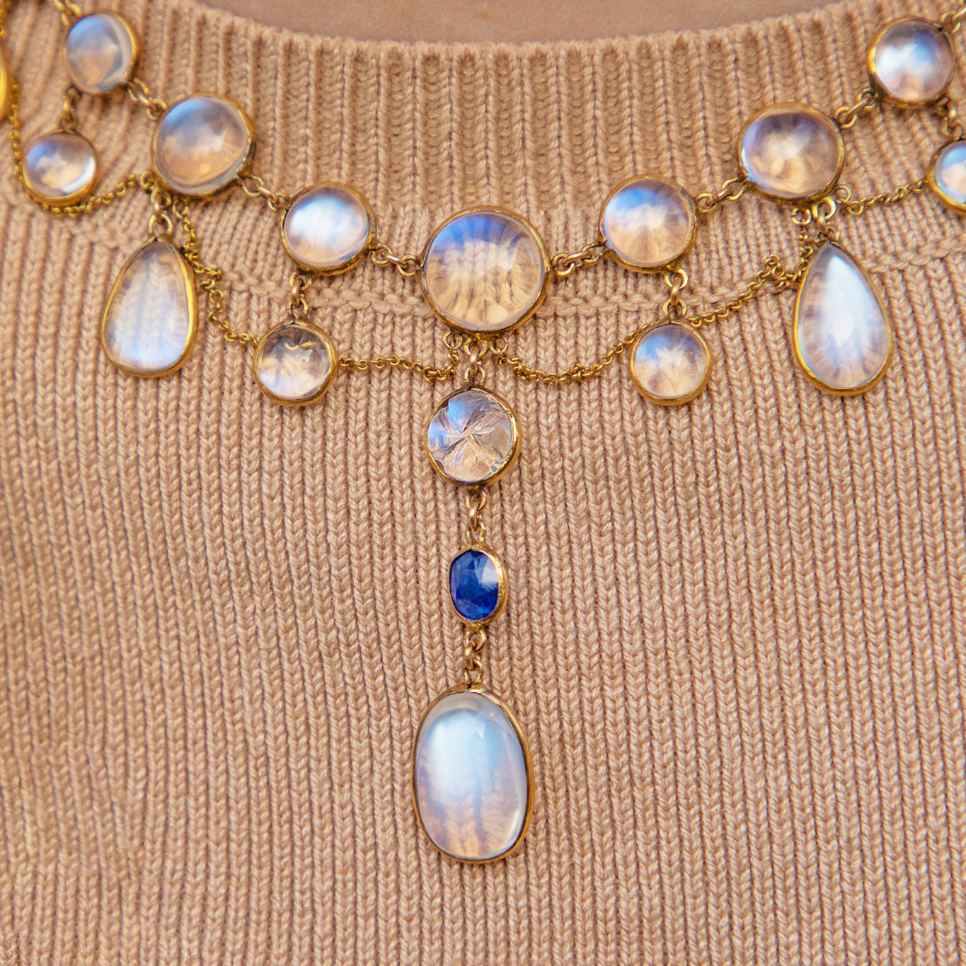 13.5 Victorian 18ct Gold Carved Ceylon Moonstone & Natural Sapphire Fringe Necklace